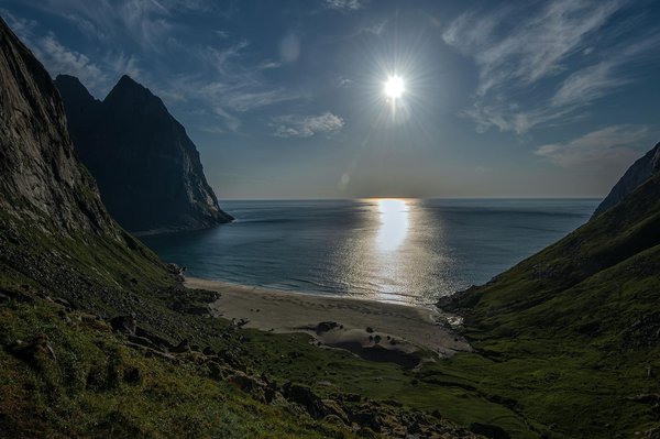 Quels sont les critères pour choisir une location de vacances en Algarve avec des cours de surf et des excursions pour observer les dauphins?